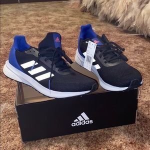 Men’s tennis shoes